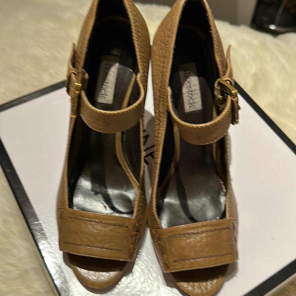 Made in Brazil size 71/2 olive color 2 1/2 heel leather